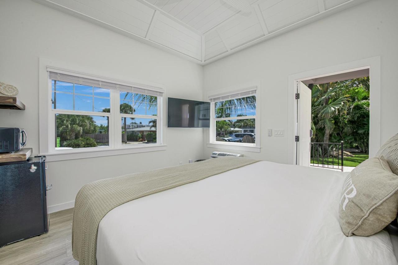 Casey Key - Beachfront 2*
